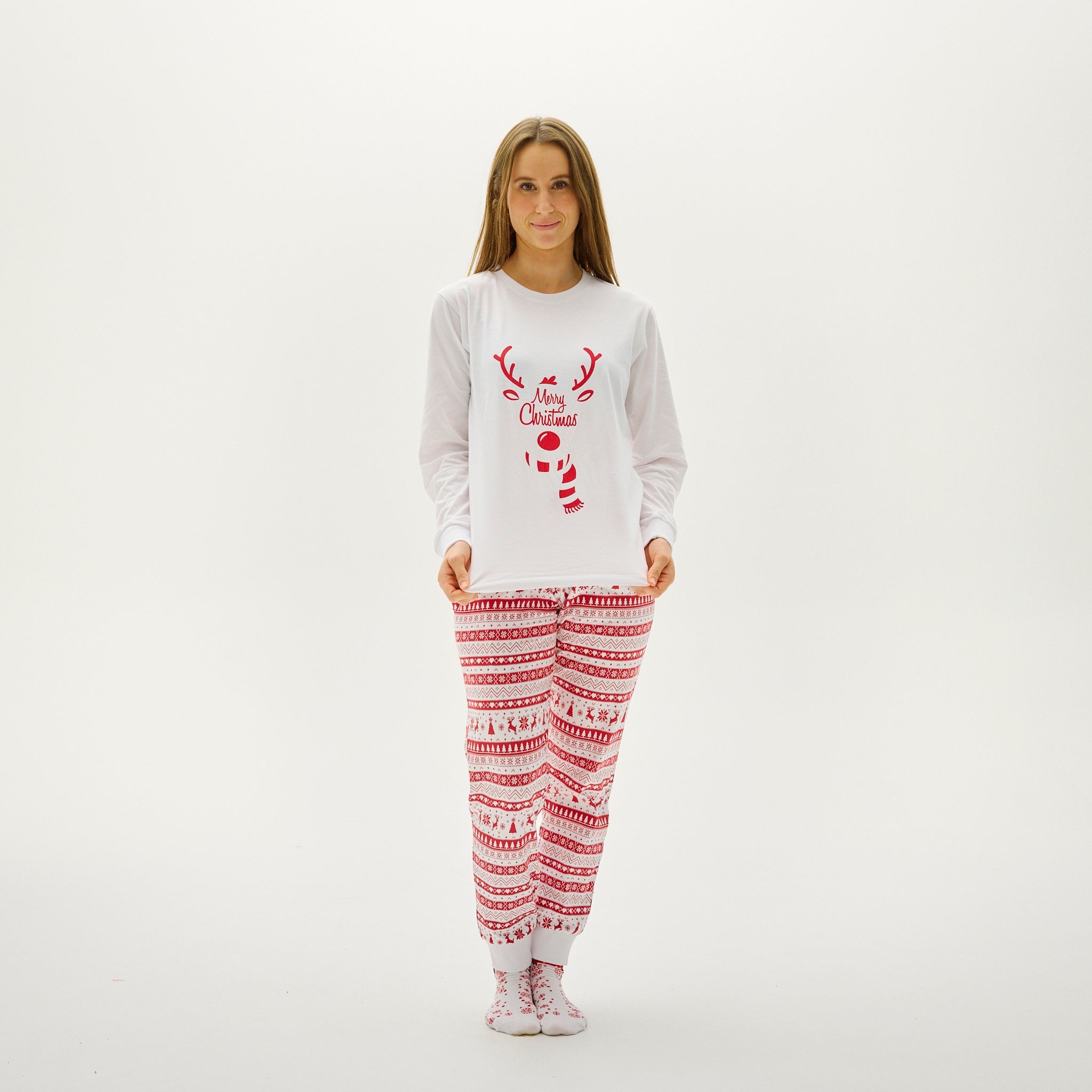 Weihnachtspyjama Damen mit weißem Oberteil und rotem Rentiermuster, rot-weiß gemusterte Hose.